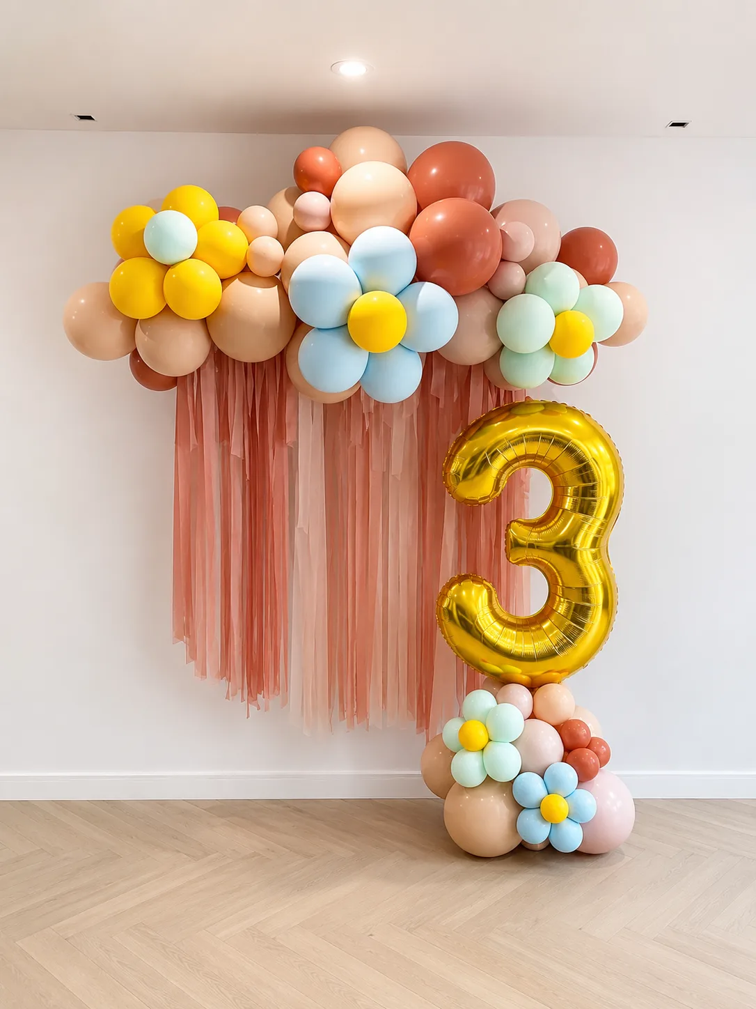 Arche de ballons fleurs et rideau de franges terracotta, chiffre 3